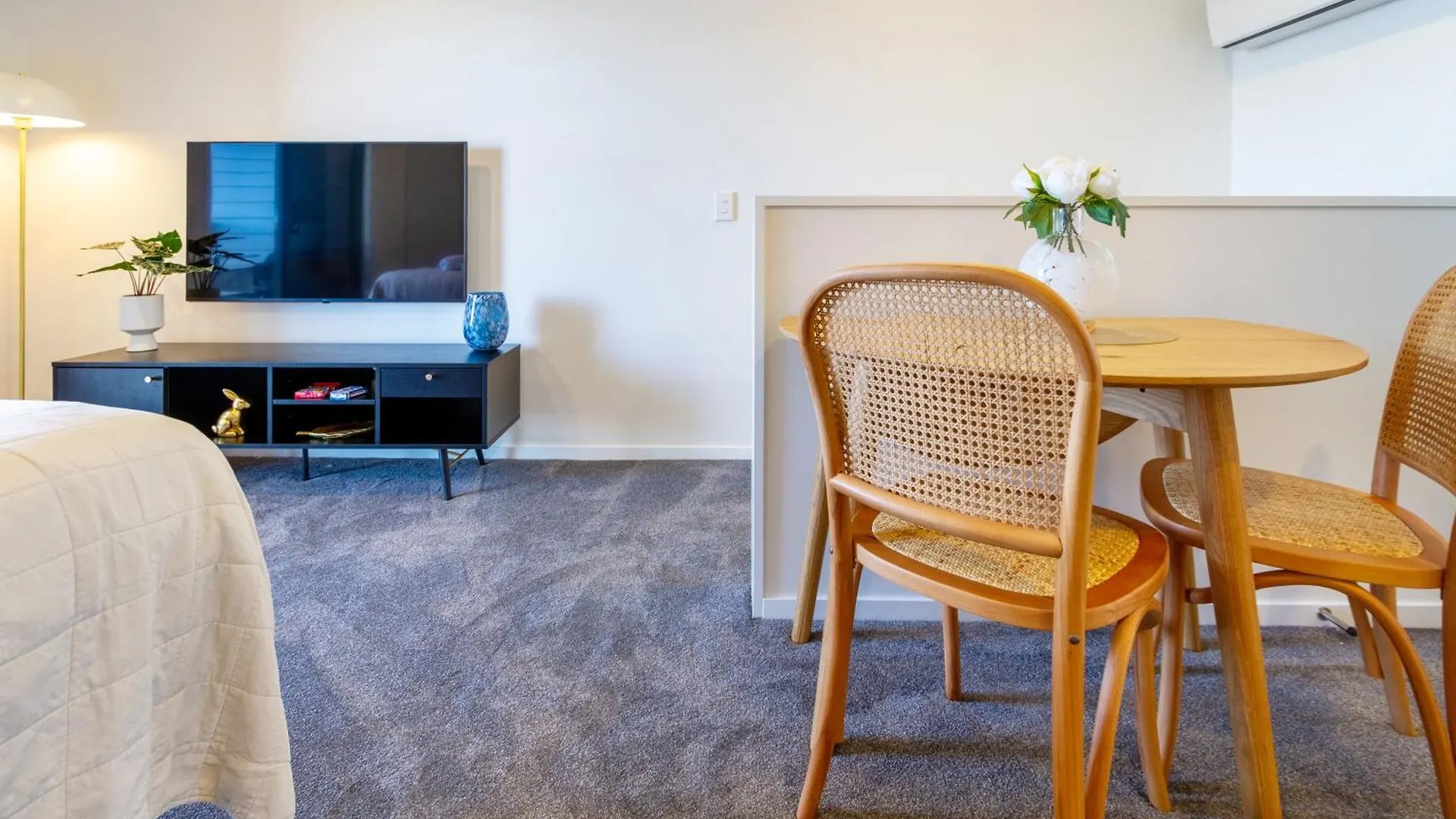 Explore From 8 Wilmer: Upper Level Cozy Studio Christchurch