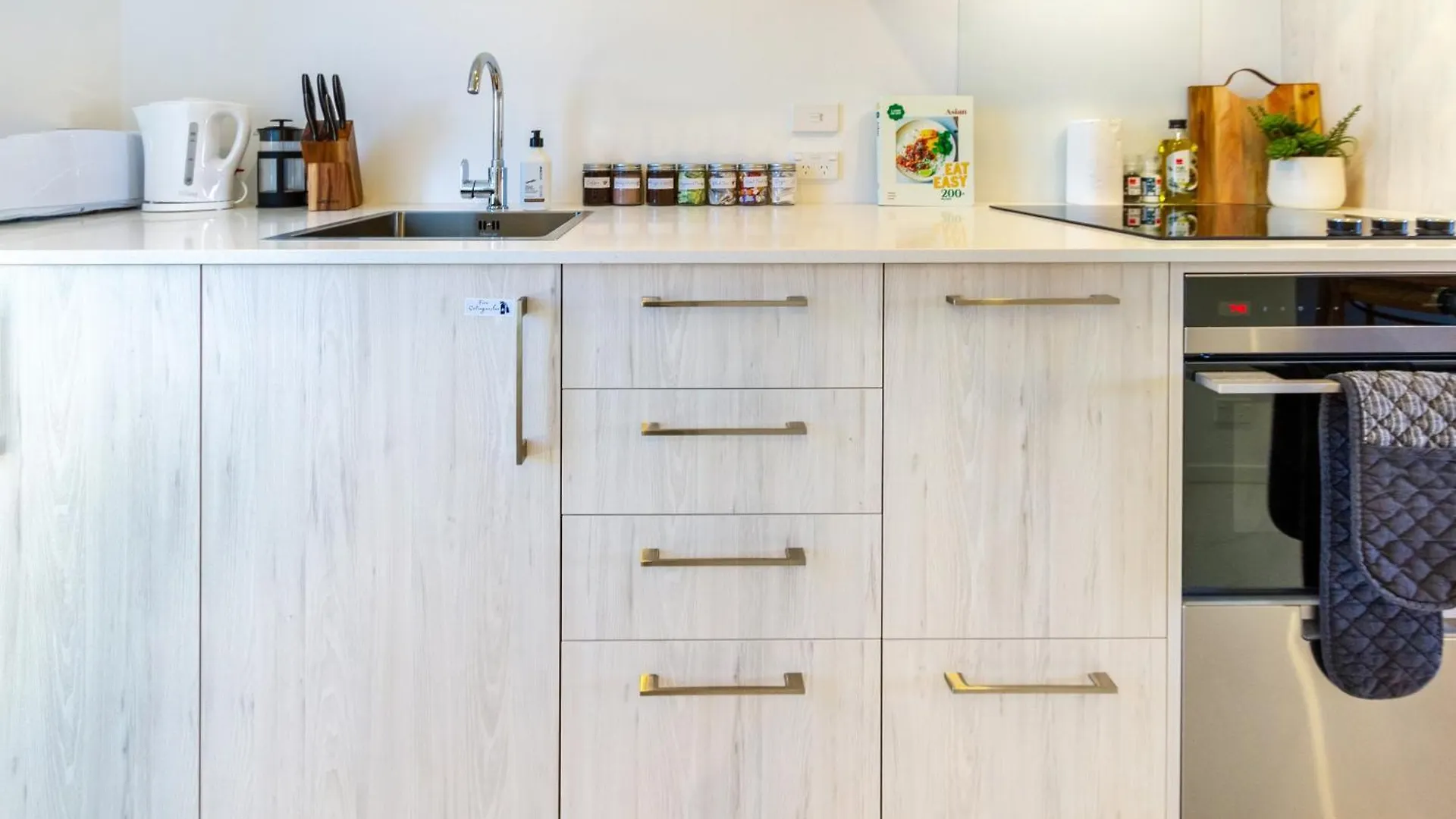 Explore From 8 Wilmer: Upper Level Cozy Studio Christchurch Apartment
