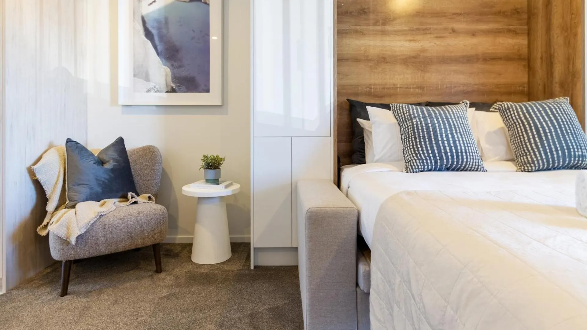 Explore From 8 Wilmer: Upper Level Cozy Studio Christchurch