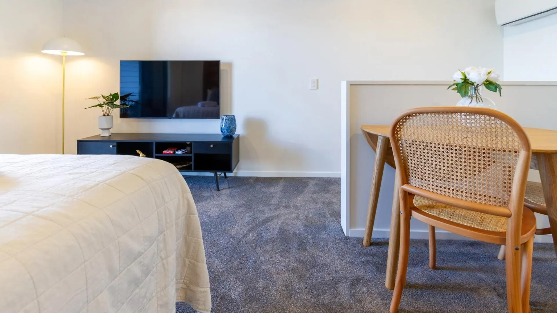 Apartment Explore From 8 Wilmer: Upper Level Cozy Studio Christchurch